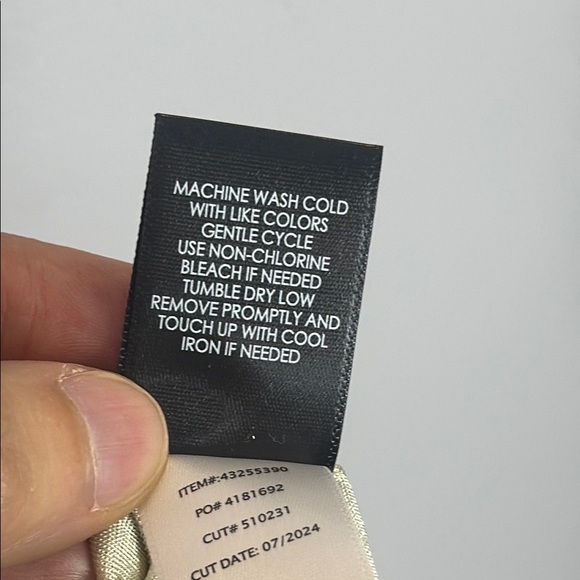 Torrid Cream and Red Roses Smocked Waist Blouse with Long Sleeves Size 1 - Picture 9 of 11